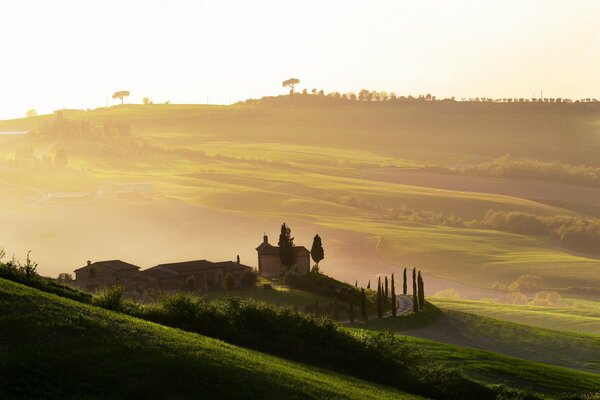 Italia. Alba nebbiosa in Toscana