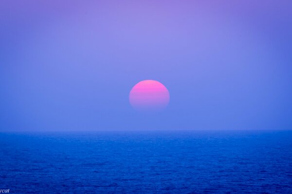 El océano frente a la costa de Japón contra el cielo lila