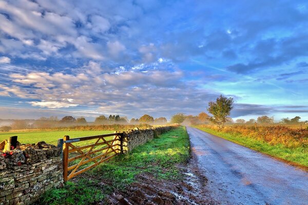 Il sole del mattino illumina la strada rurale