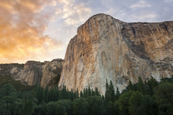 Possenti montagne nel Parco Nazionale di Yosemite