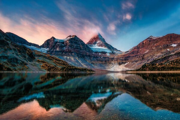 El reflejo de las montañas en la superficie del espejo del lago