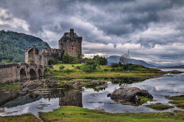 Painting scotland castle mountains