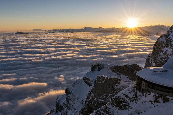 Schöner Sonnenaufgang in den Bergen der Schweiz