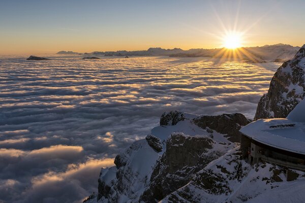 Hermoso amanecer en las montañas de Suiza
