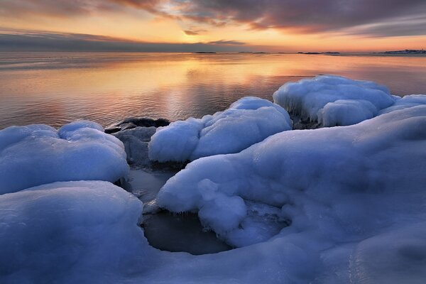 Bella alba invernale in Svezia