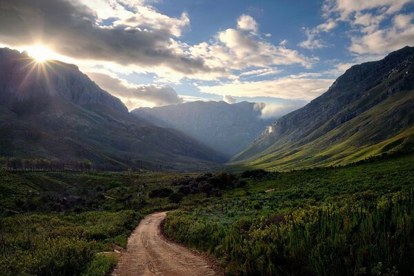 Terreno montañoso, sendero puesta de sol