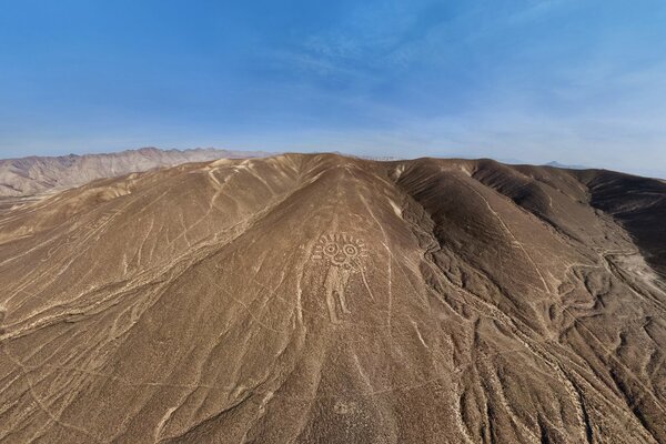 Un altopiano desertico con linee e motivi stravaganti