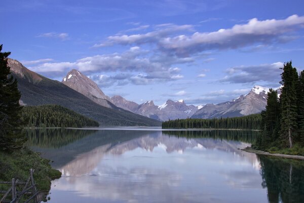 Magnifique paysage de montagnes majestueuses
