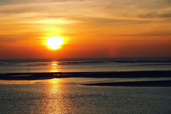 Cielo naranja. Atardecer. Horizonte en Taiwán
