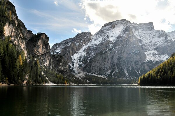 Paysage de la nature avec de l eau et des montagnes