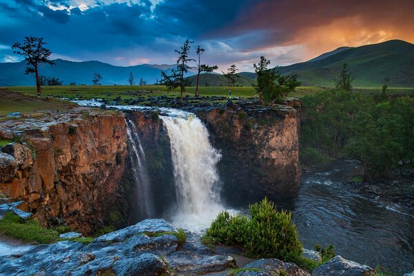 Vista del tramonto in Mongolia alle cascate