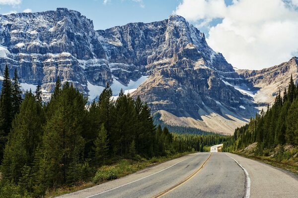 Conduciendo por la carretera en las montañas, se ve un paisaje elegante