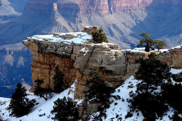 Foto delle rocce invernali della montagna