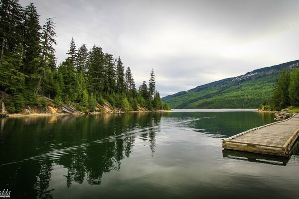 Un río en Canadá y un muelle de madera