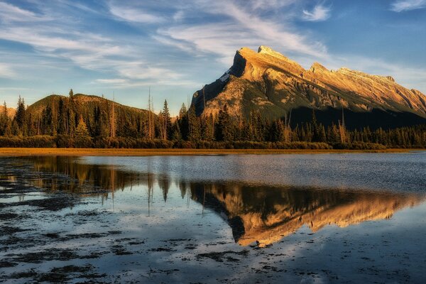 Beau paysage du Canada avec rivière et montagnes