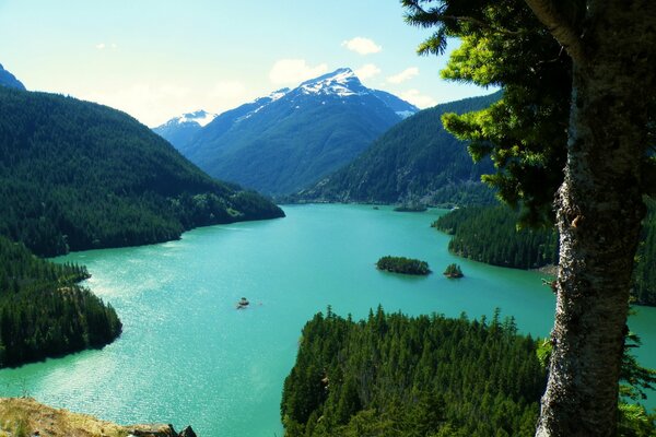 Ein See in den Bergen. der Blick aus der Ferne. Landschaft