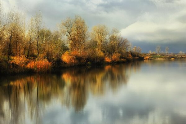 Reflexion und Sonne am Herbstfluss