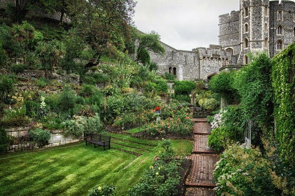 Gemütlicher Sommergarten in der Nähe eines Schlosses in England