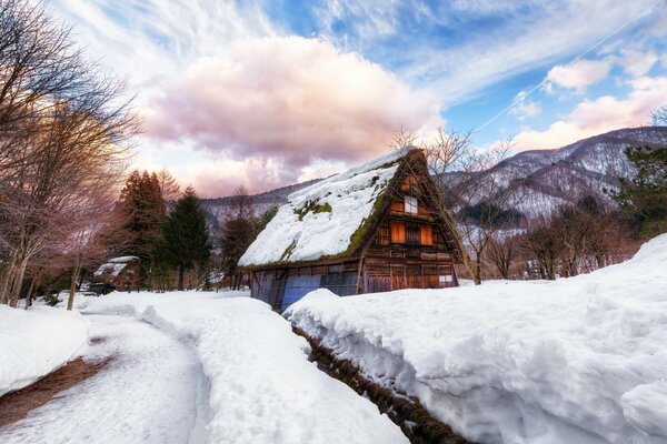 En hiver, la maison est parsemée de neige