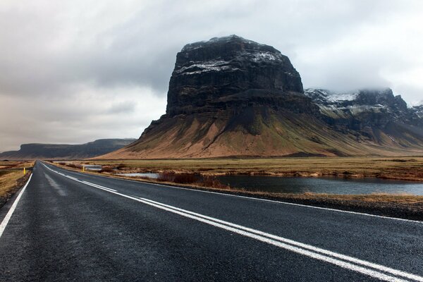 Paisaje de la carretera entre las montañas