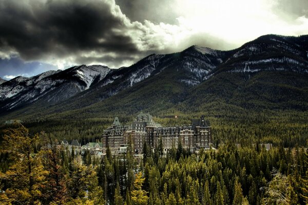 Ein Nationalpark in Kanada. Wald und Berge