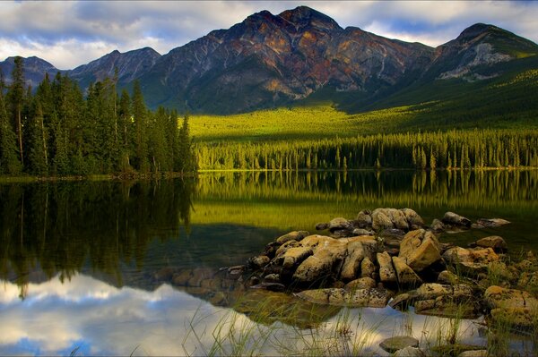 Lac au milieu des montagnes du Canada